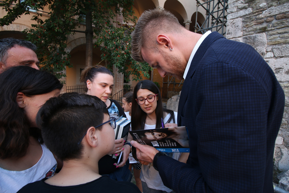 Ivan Zaytsev presenta “Mia”, il libro che parla di sport e amore – FOTO e VIDEO