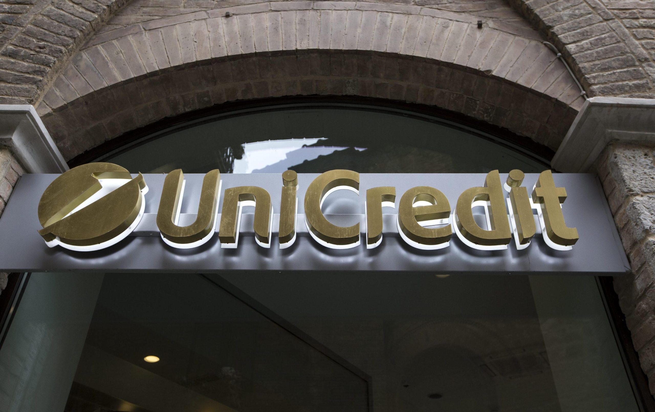 Attacco hacker a Unicredit: cosa devono fare i clienti
