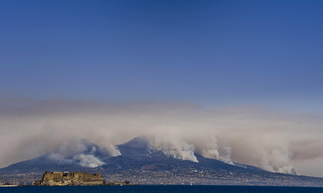 Incendi in Italia: ettari in fumo in Toscana, Lazio e Campania – Foto e video