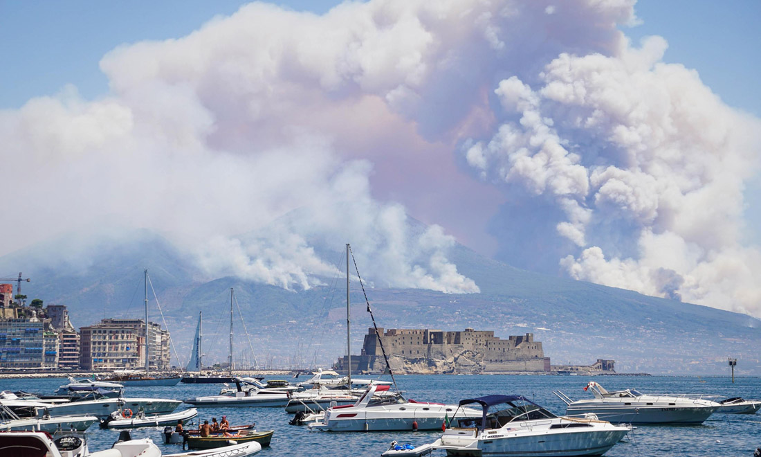 Incendi in Italia: ettari in fumo in Toscana, Lazio e Campania – Foto e video