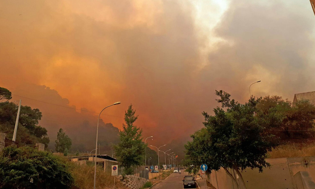Incendi in Italia: ettari in fumo in Toscana, Lazio e Campania – Foto e video
