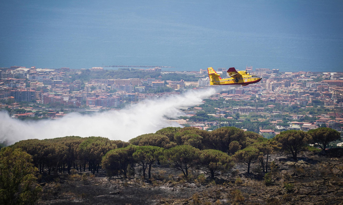 Incendi in Italia: ettari in fumo in Toscana, Lazio e Campania – Foto e video