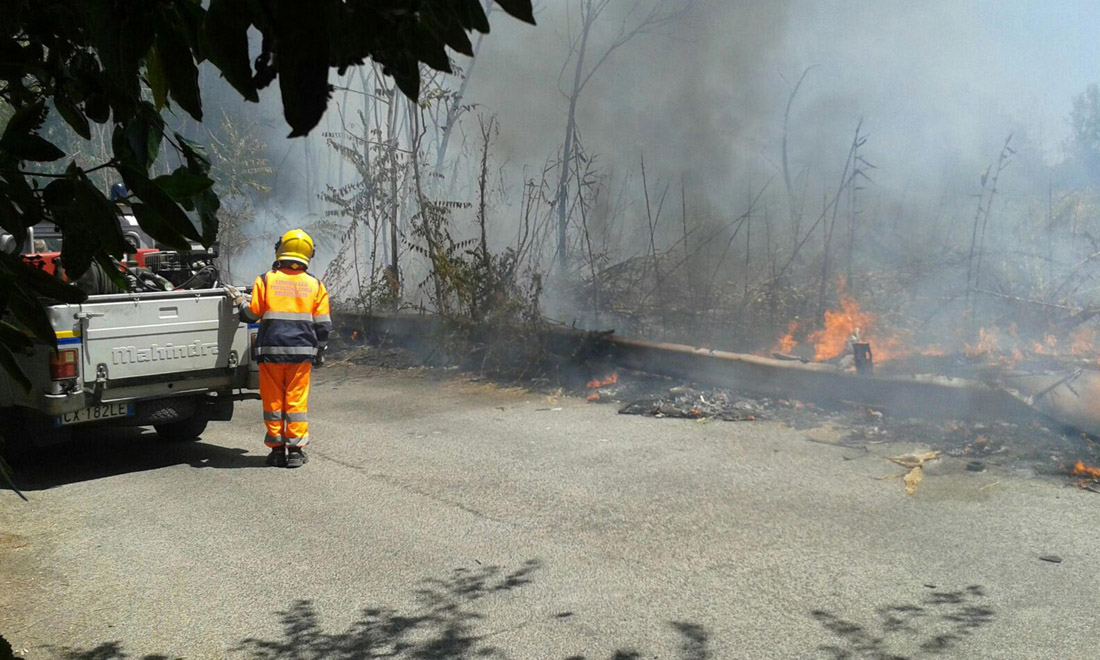 Incendi in Italia: ettari in fumo in Toscana, Lazio e Campania – Foto e video