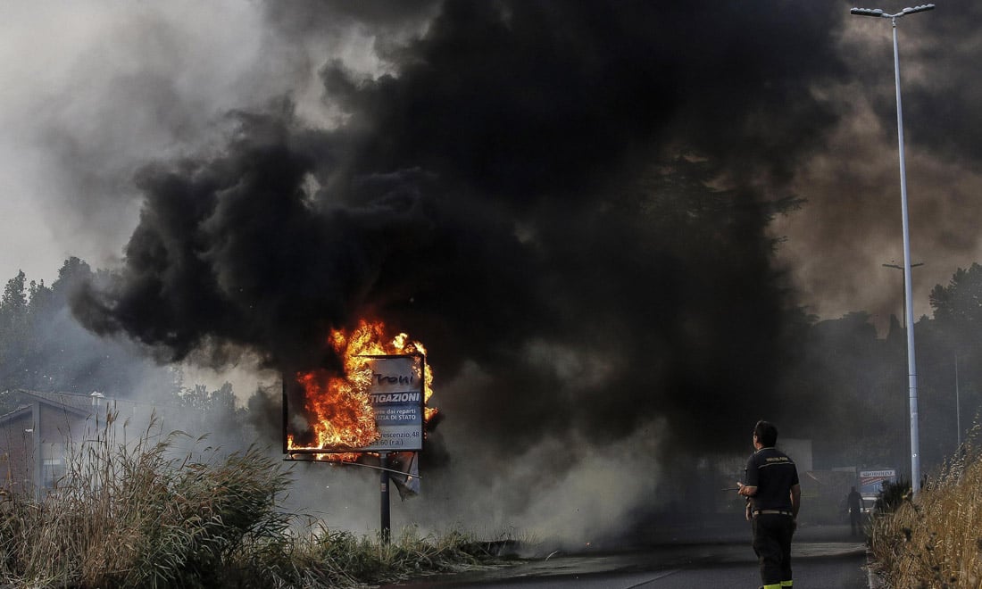 Incendi in Italia: ettari in fumo in Toscana, Lazio e Campania – Foto e video