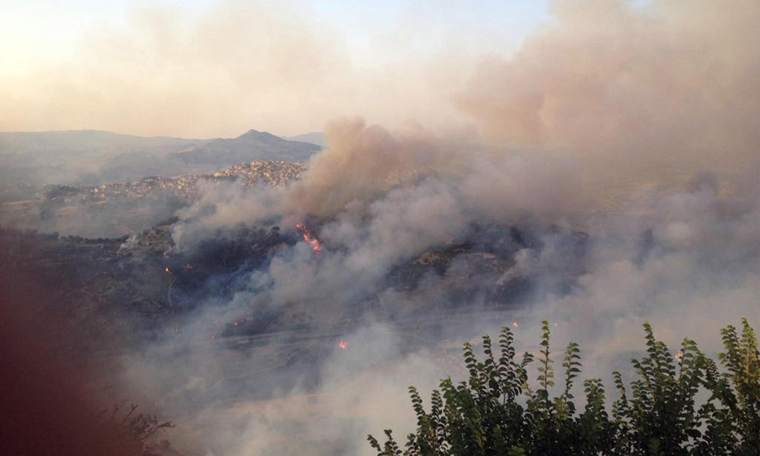 Incendi in Italia: ettari in fumo in Toscana, Lazio e Campania – Foto e video
