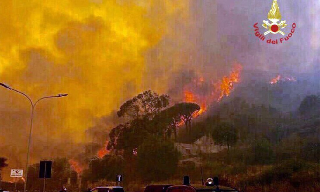 Incendi in Italia: ettari in fumo in Toscana, Lazio e Campania – Foto e video