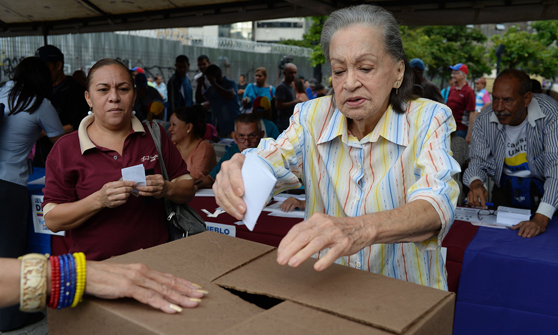 Venezuela, un plebiscito contro Maduro. Violenze ai seggi – Foto
