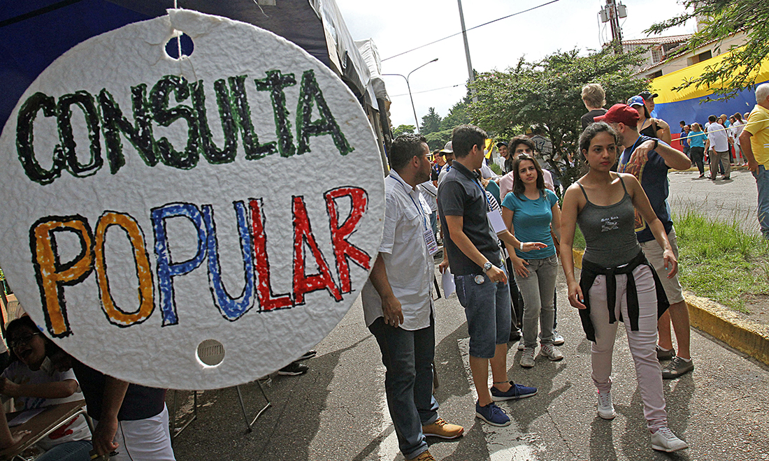 Venezuela, un plebiscito contro Maduro. Violenze ai seggi – Foto