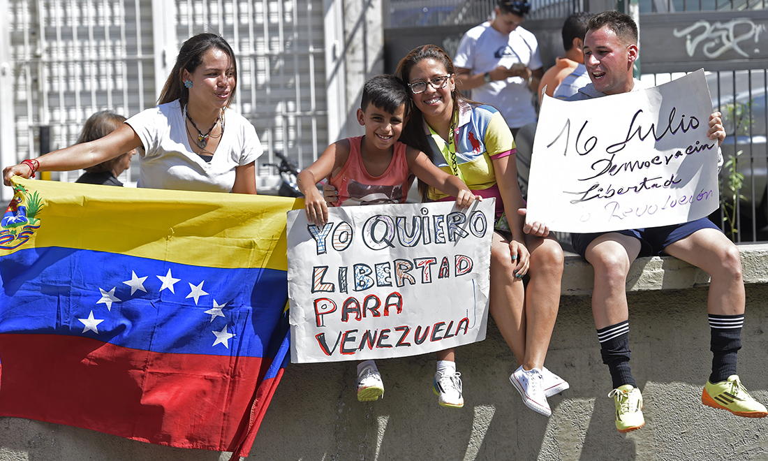 Venezuela, un plebiscito contro Maduro. Violenze ai seggi – Foto