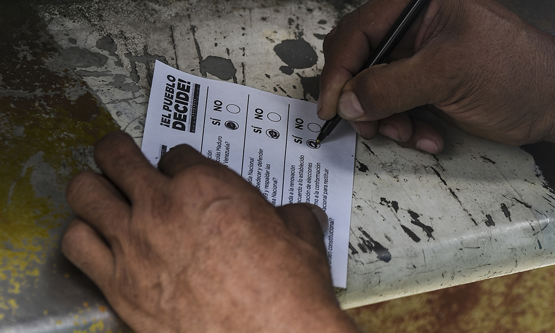 Venezuela, un plebiscito contro Maduro. Violenze ai seggi – Foto