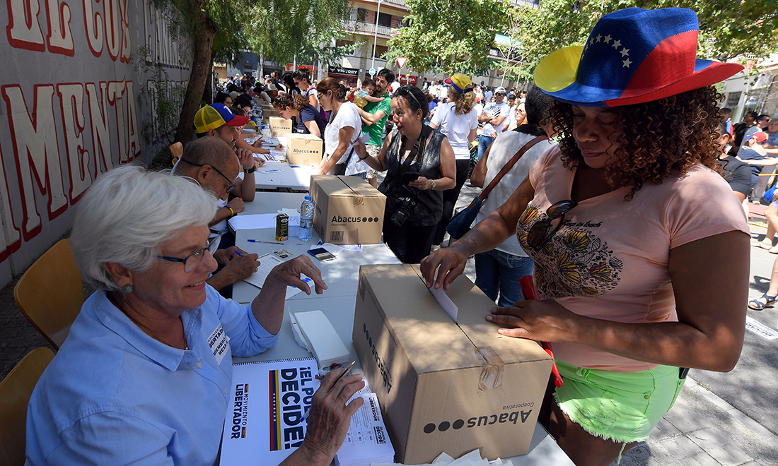 Venezuela, un plebiscito contro Maduro. Violenze ai seggi – Foto