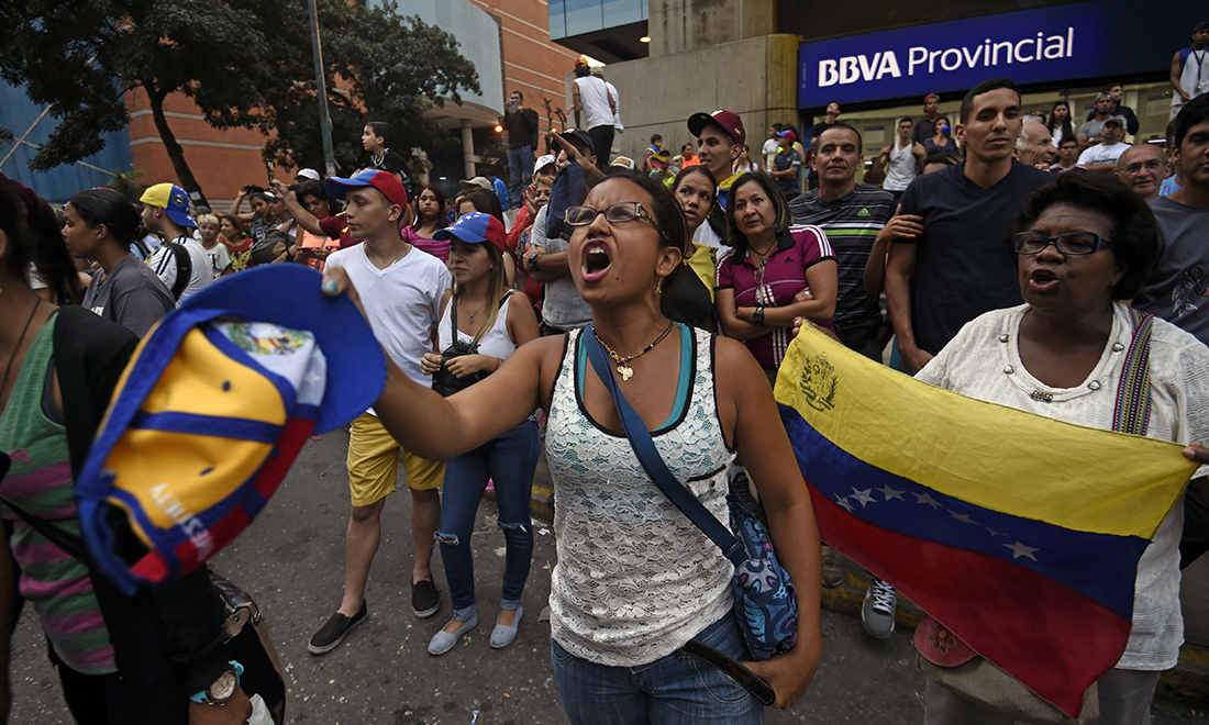 Venezuela, un plebiscito contro Maduro. Violenze ai seggi – Foto