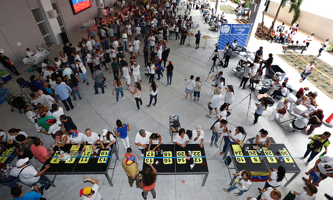 Venezuela, un plebiscito contro Maduro. Violenze ai seggi – Foto