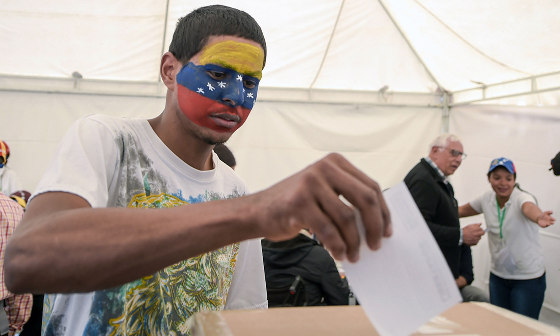Venezuela, un plebiscito contro Maduro. Violenze ai seggi – Foto