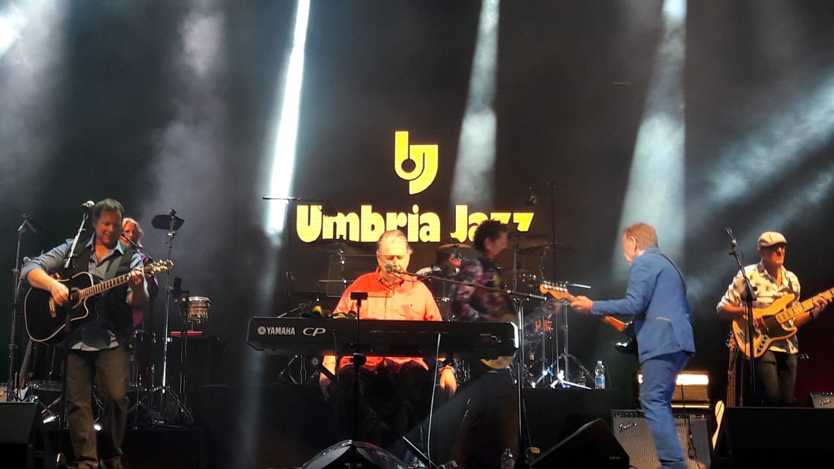 Galleria foto 'Brian Wilson: il signore della spiaggia fa ballare Umbria Jazz – Recensione' - foto 2