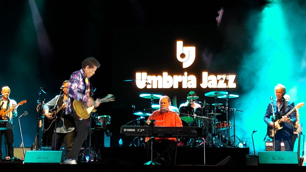 Galleria foto 'Brian Wilson: il signore della spiaggia fa ballare Umbria Jazz – Recensione' - foto 5