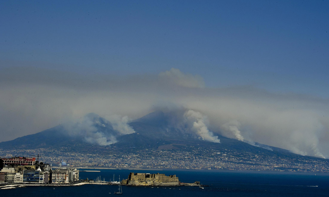 Incendi sul Vesuvio, di chi è la mano criminale Incendi sul Vesuvio, di chi è la mano criminale