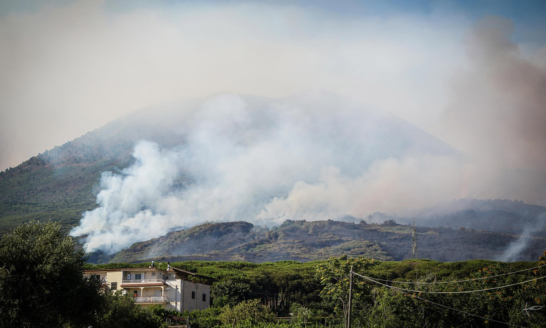 Incendi sul Vesuvio, di chi è la mano criminale Incendi sul Vesuvio, di chi è la mano criminale