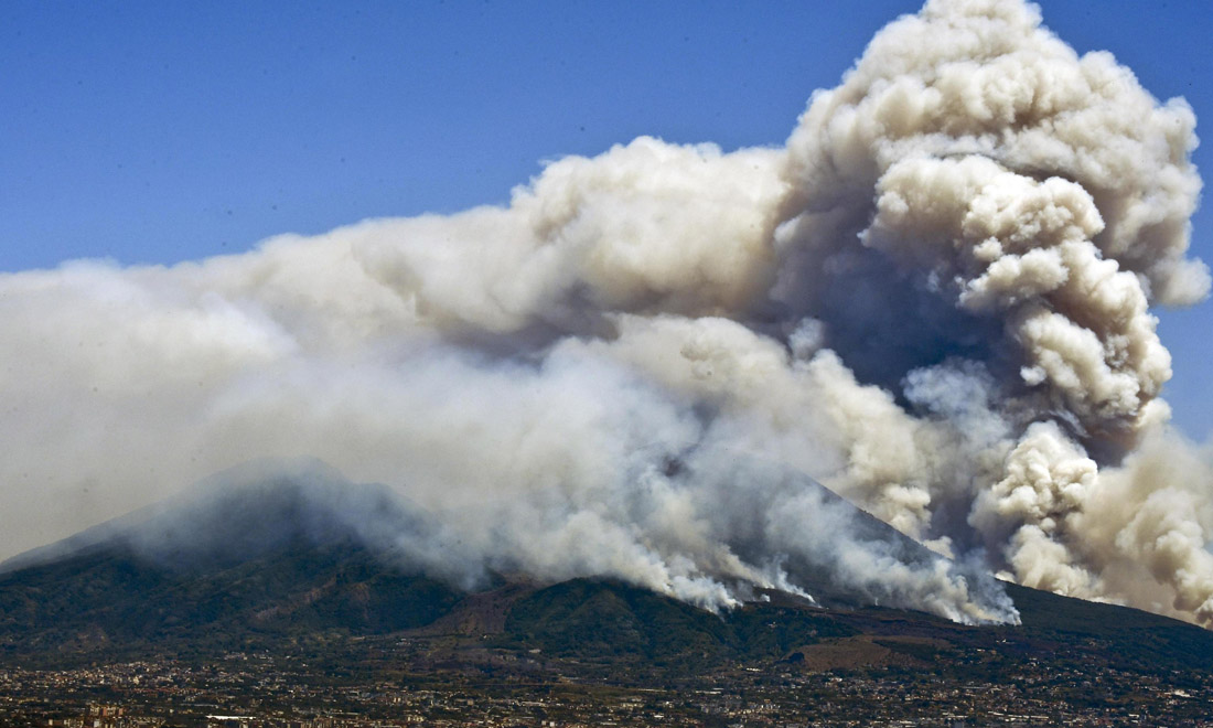 Incendi sul Vesuvio, di chi è la mano criminale Incendi sul Vesuvio, di chi è la mano criminale