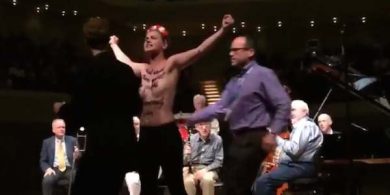 Amburgo, femministe bloccano il concerto di Woody Allen | Video