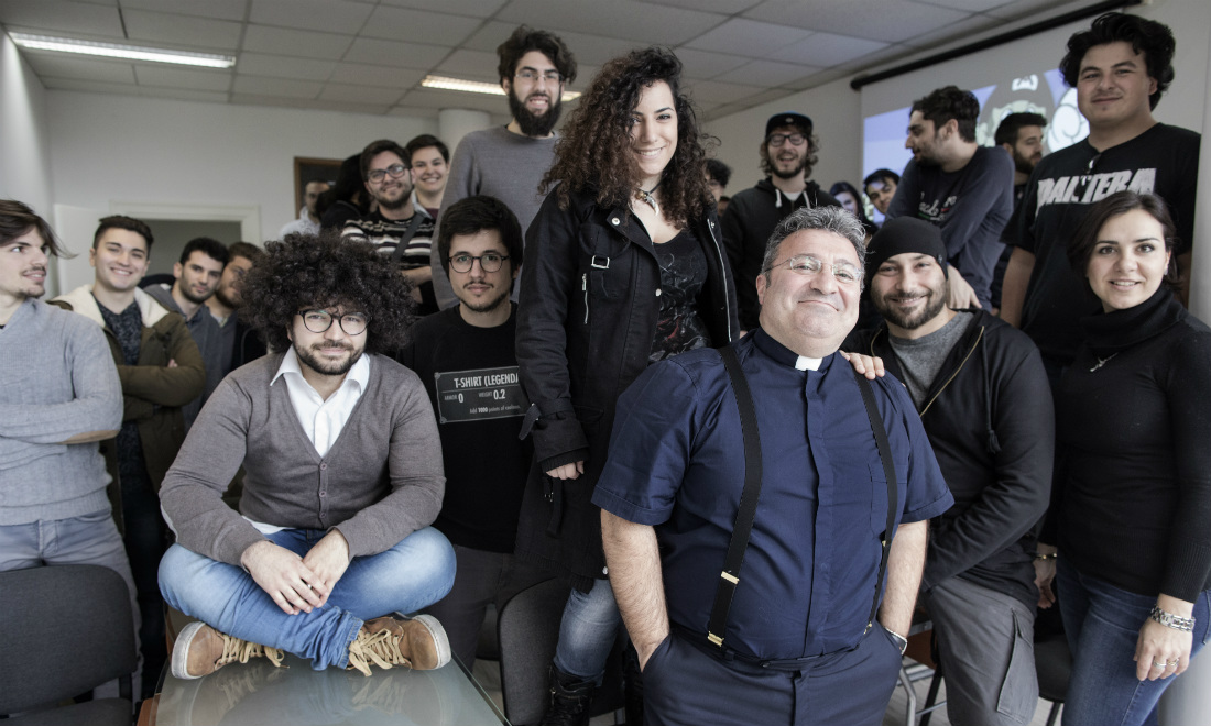 Padre Joystick, il prete che insegna a lavorare con i videogiochi Padre Joystick, il prete che insegna a lavorare con i videogiochi