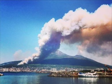 Campania, l’incendio doloso devasta il Vesuvio | Video