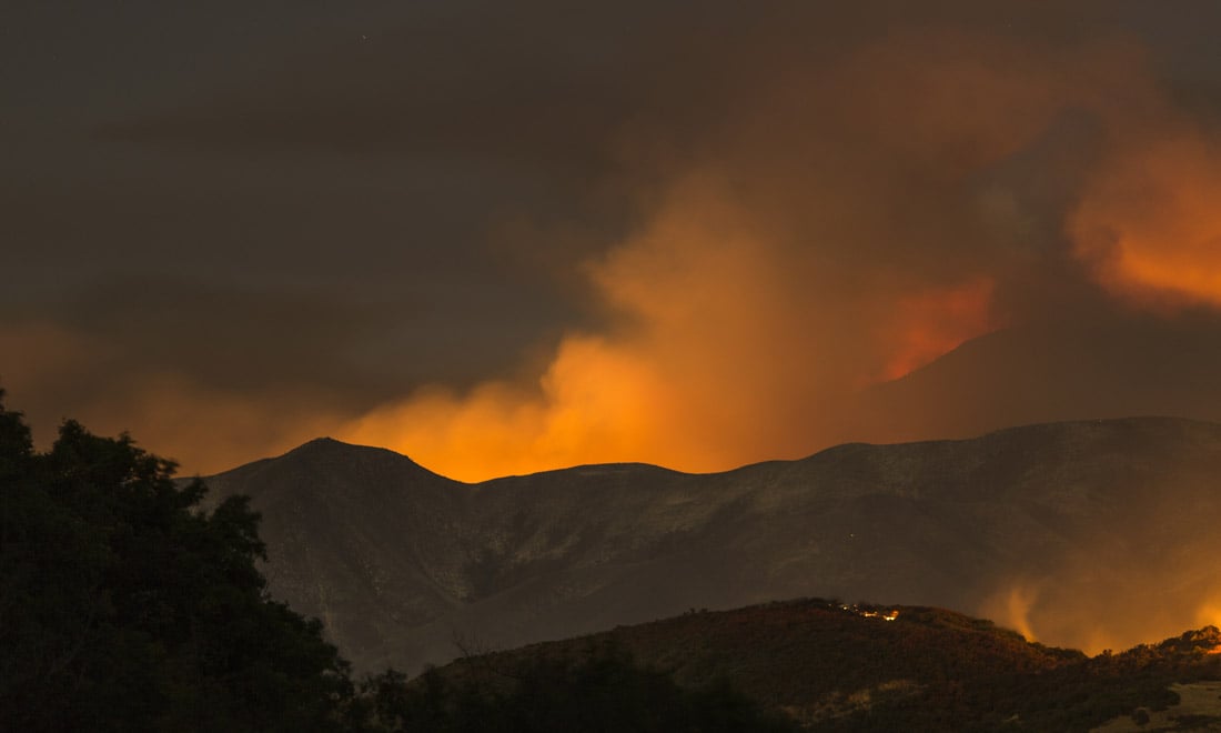 California in fiamme, dai boschi della Sierra Nevada a Santa Barbara – Foto e video
