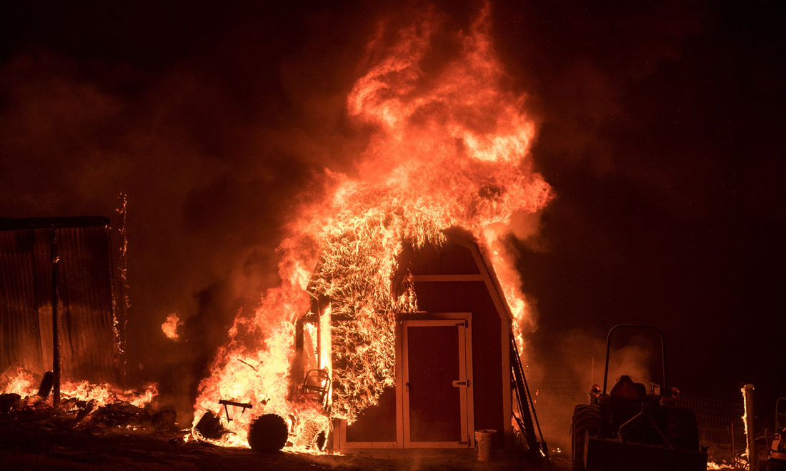 California in fiamme, dai boschi della Sierra Nevada a Santa Barbara – Foto e video