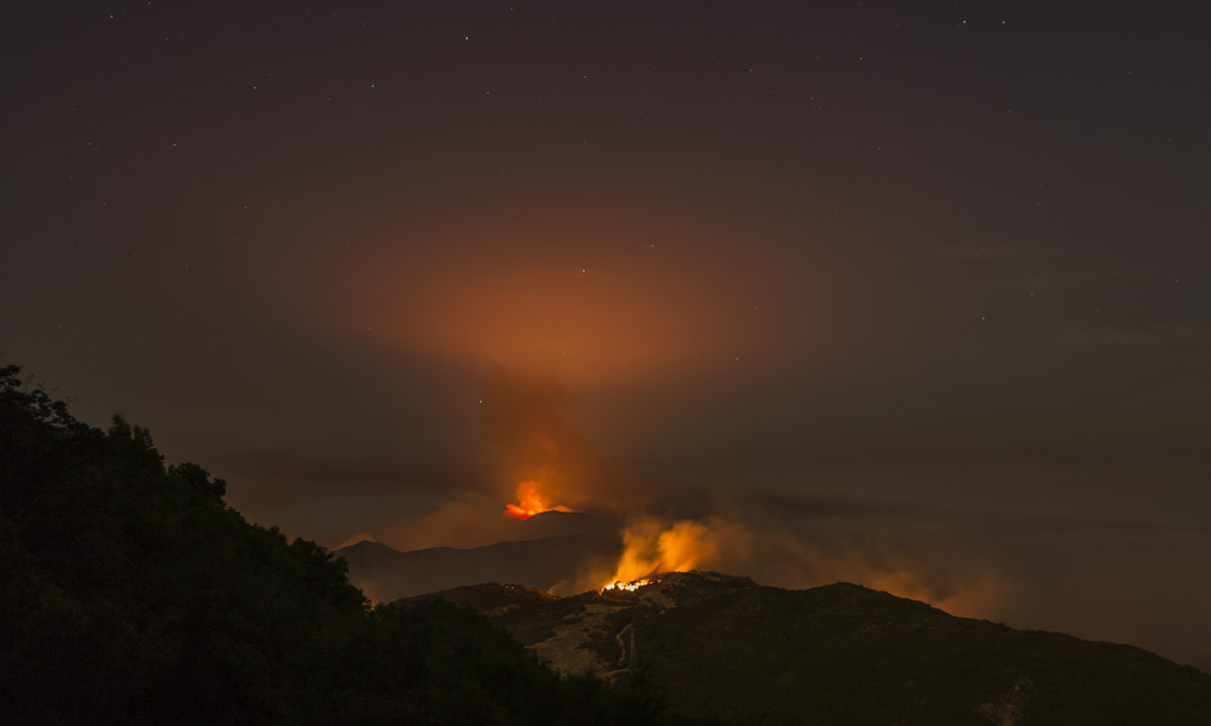 California in fiamme, dai boschi della Sierra Nevada a Santa Barbara – Foto e video