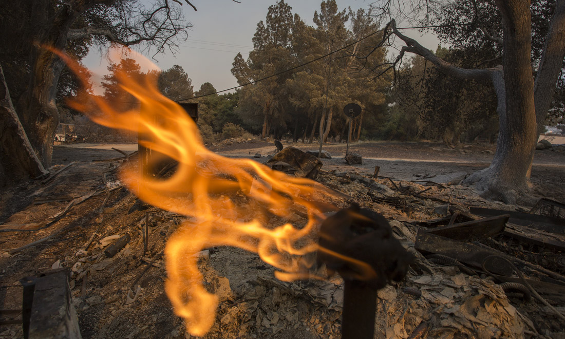 California in fiamme, dai boschi della Sierra Nevada a Santa Barbara – Foto e video
