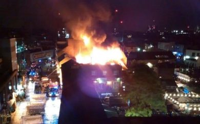 Londra, fiamme nel Camden Market | Video
