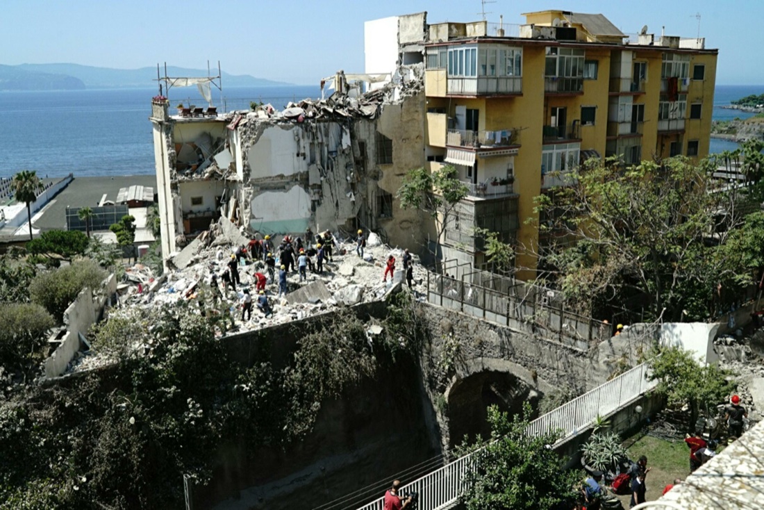 Il crollo della palazzina a Torre Annunziata: tutti morti – FOTO Il crollo della palazzina a Torre Annunziata: tutti morti – FOTO