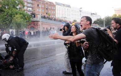 G20 Amburgo, idranti sulla folla durante una manifestazione