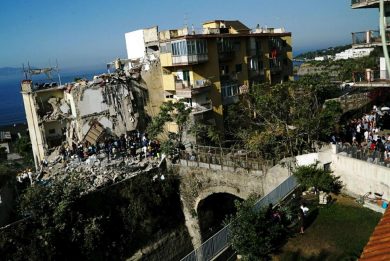 Torre annunziata, crolla palazzina. Si scava tra le macerie | Video