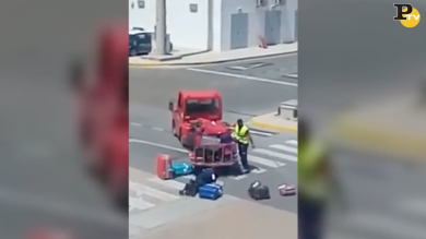 Aeroporto di Ibiza: bagagli e valigie prese a calci
