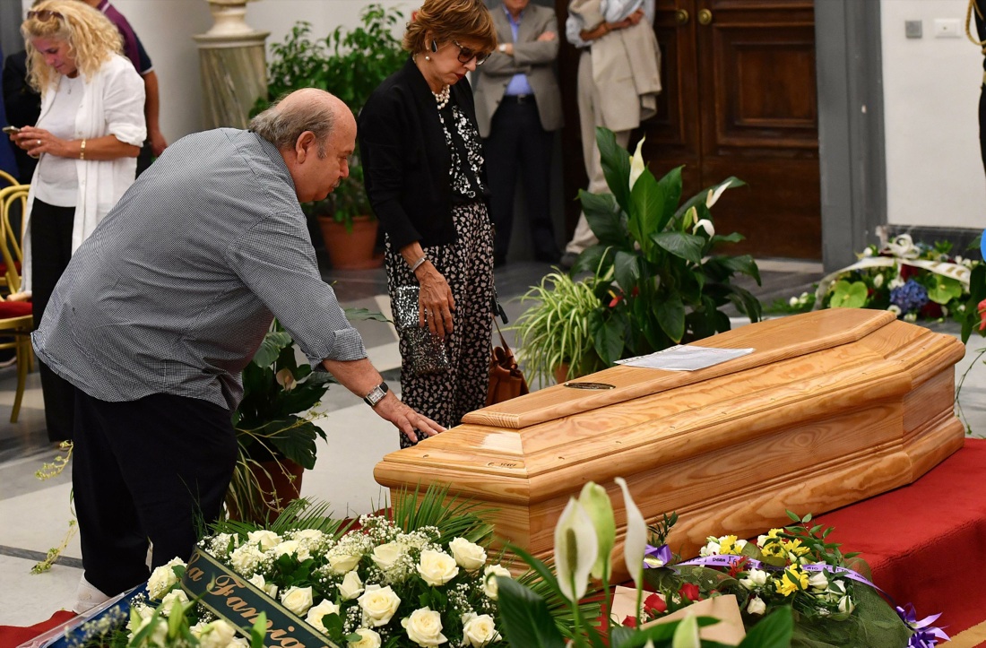 Paolo Villaggio: camera ardente e funerali – FOTO