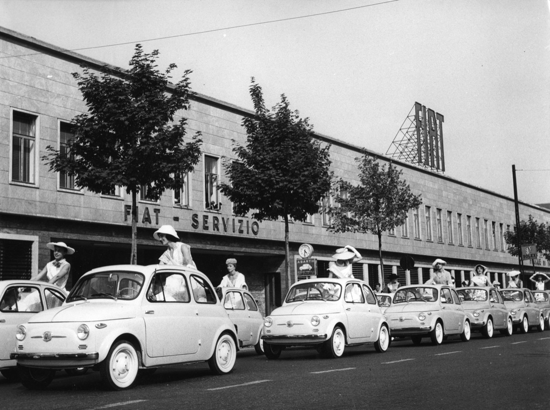 La Fiat 500 compie 60 anni. Storia dell’utilitaria che motorizzò l’Italia – FOTO