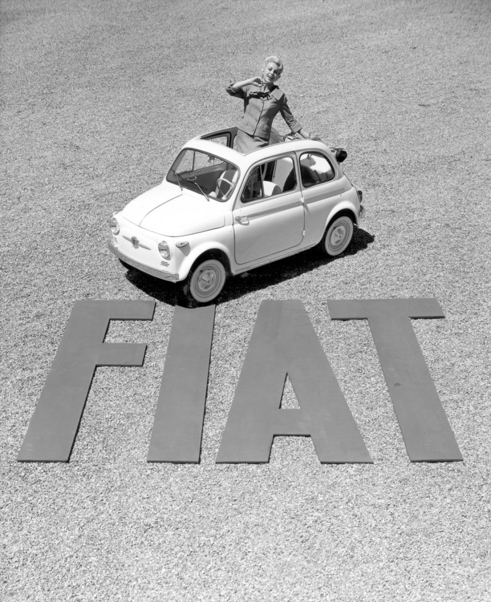 La Fiat 500 compie 60 anni. Storia dell’utilitaria che motorizzò l’Italia – FOTO