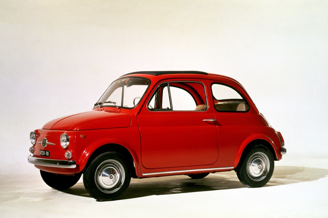 La Fiat 500 compie 60 anni. Storia dell’utilitaria che motorizzò l’Italia – FOTO