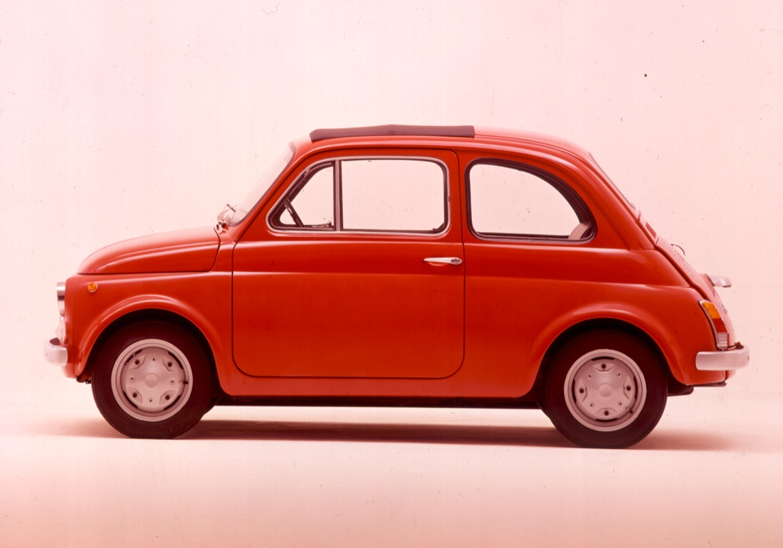 La Fiat 500 compie 60 anni. Storia dell’utilitaria che motorizzò l’Italia – FOTO