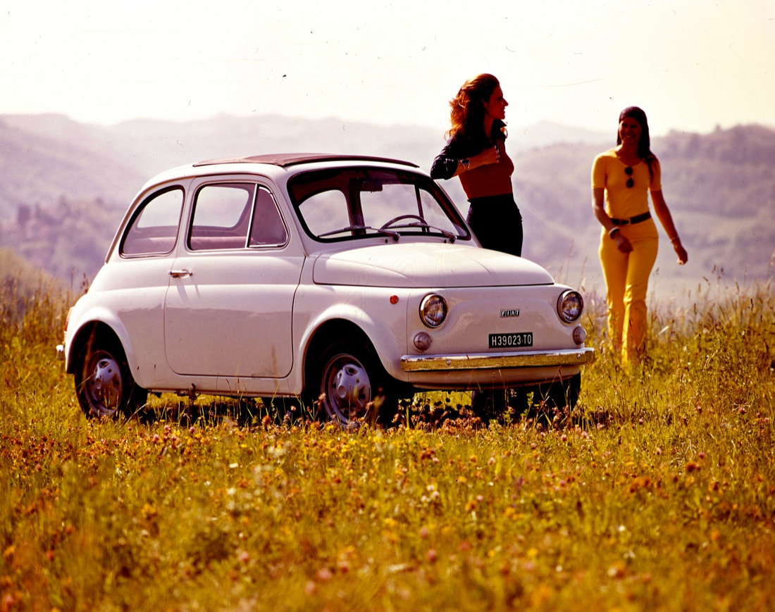 La Fiat 500 compie 60 anni. Storia dell’utilitaria che motorizzò l’Italia – FOTO