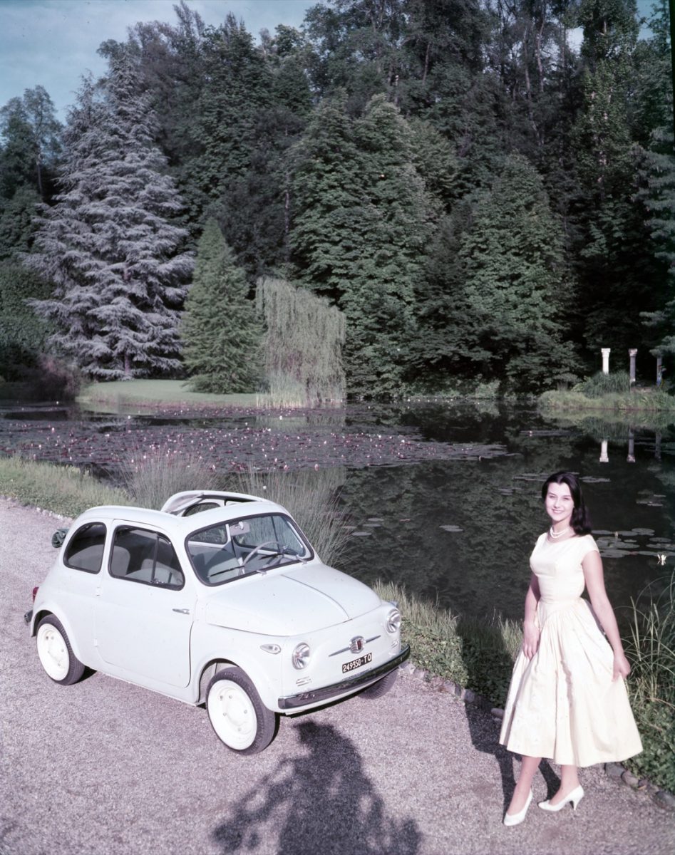 La Fiat 500 compie 60 anni. Storia dell’utilitaria che motorizzò l’Italia – FOTO