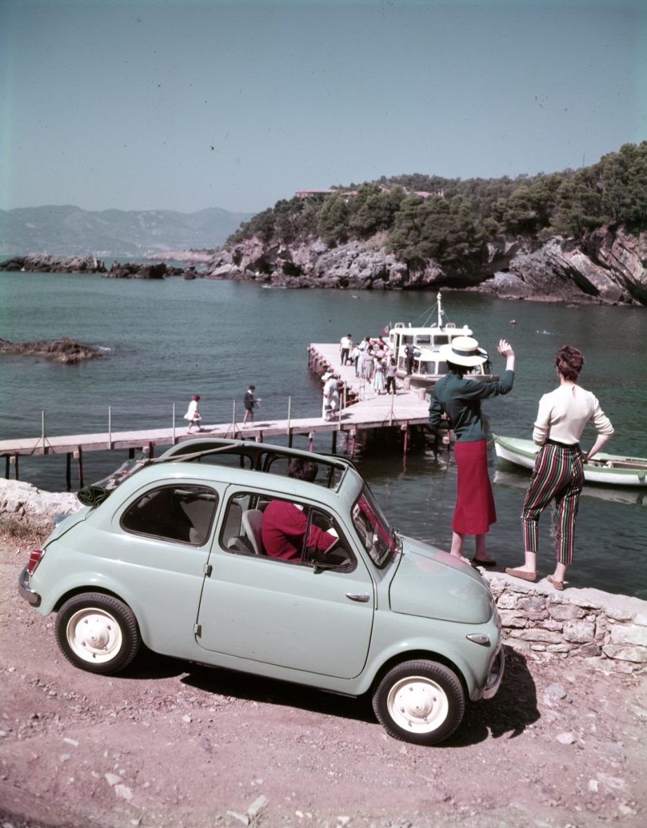 La Fiat 500 compie 60 anni. Storia dell’utilitaria che motorizzò l’Italia – FOTO