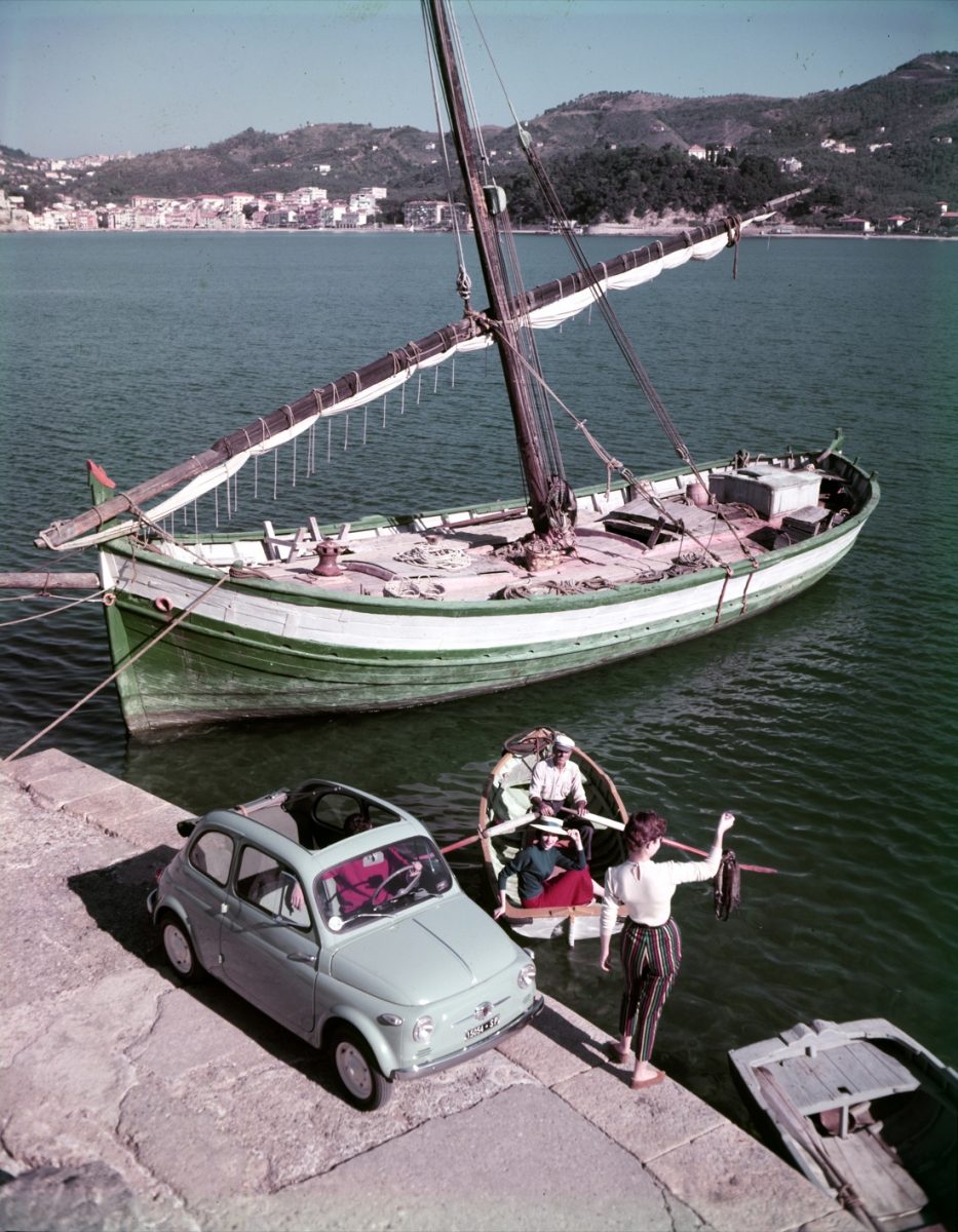 La Fiat 500 compie 60 anni. Storia dell’utilitaria che motorizzò l’Italia – FOTO