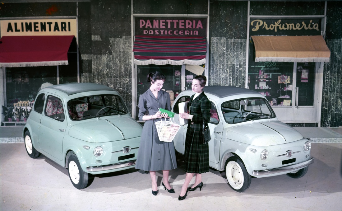 La Fiat 500 compie 60 anni. Storia dell’utilitaria che motorizzò l’Italia – FOTO