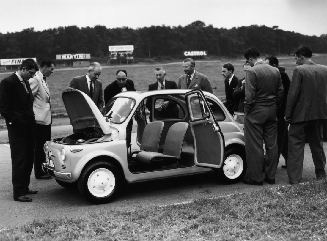 La Fiat 500 compie 60 anni. Storia dell’utilitaria che motorizzò l’Italia – FOTO