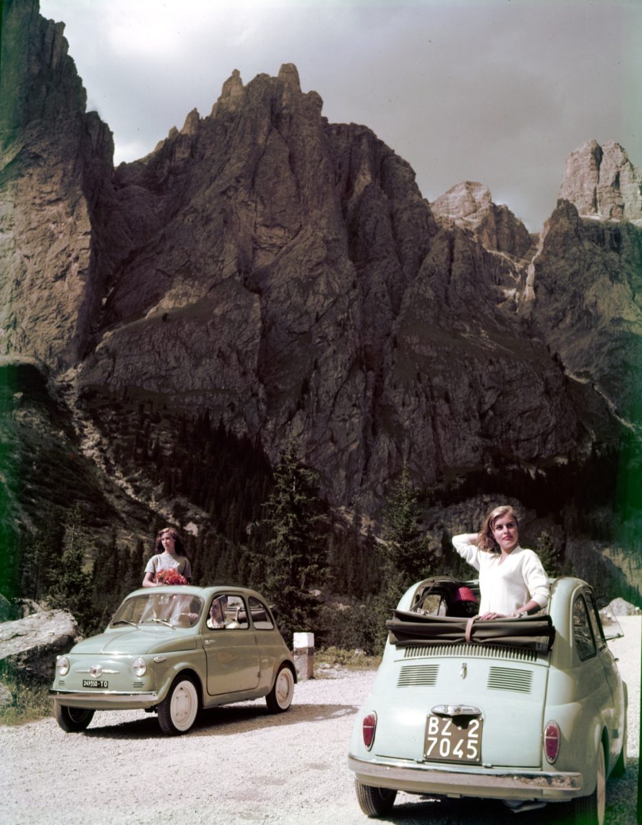 La Fiat 500 compie 60 anni. Storia dell’utilitaria che motorizzò l’Italia – FOTO