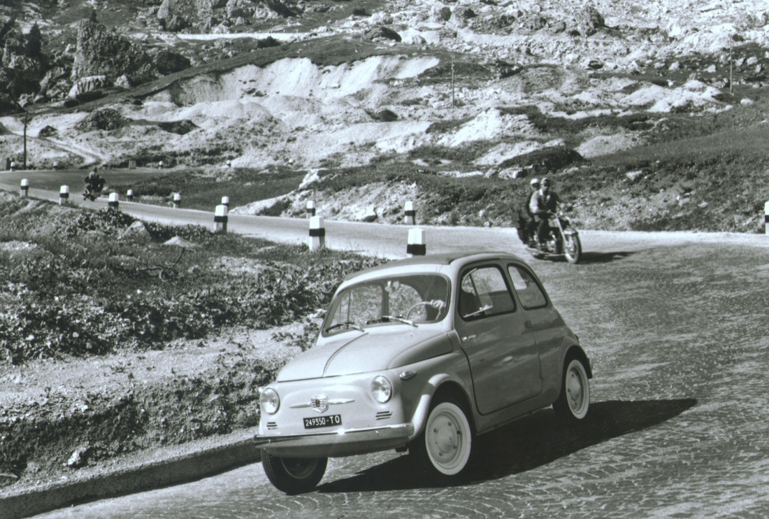 La Fiat 500 compie 60 anni. Storia dell’utilitaria che motorizzò l’Italia – FOTO