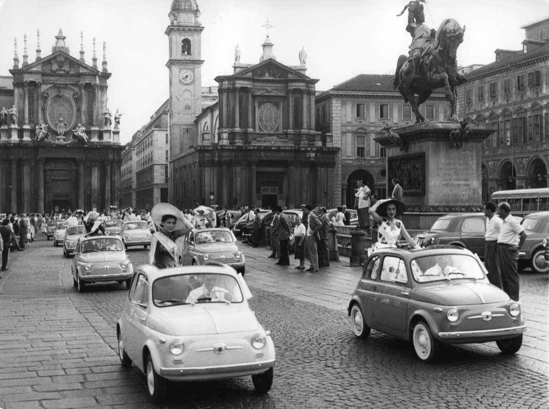 La Fiat 500 compie 60 anni. Storia dell’utilitaria che motorizzò l’Italia – FOTO