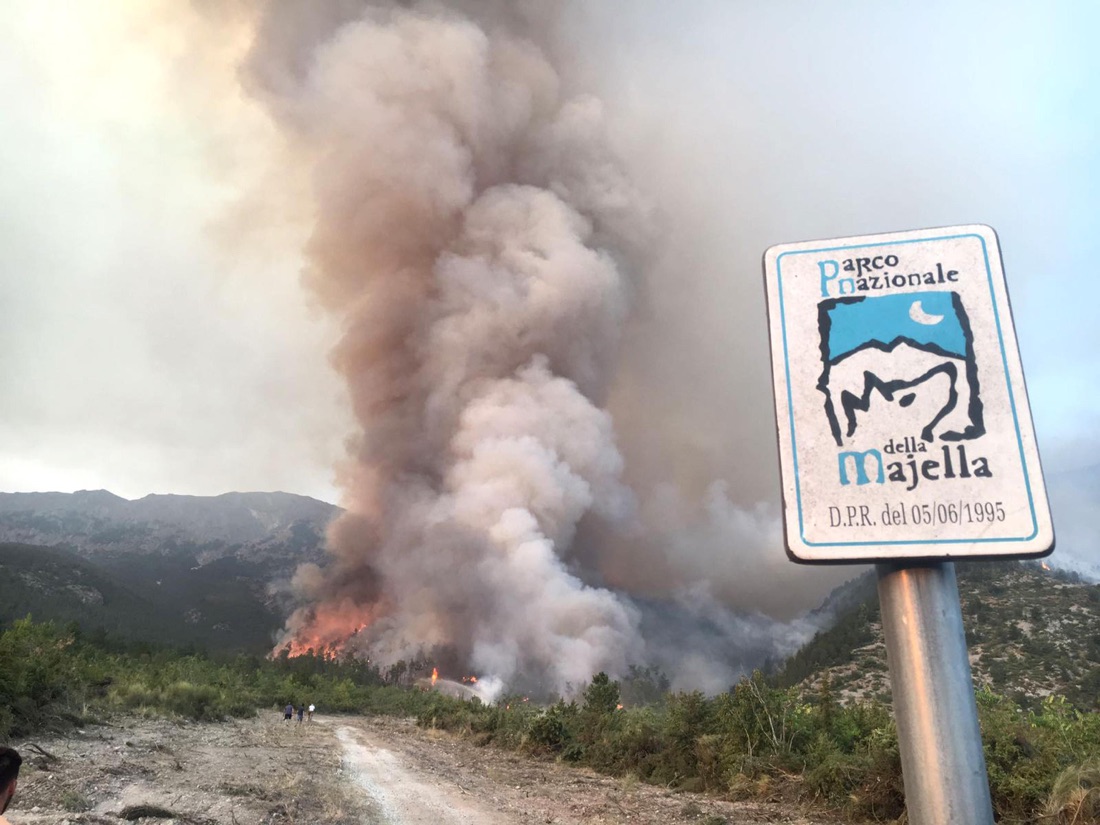 Incendi nel Parco della Majella: il monte Morrone devastato dalle fiamme